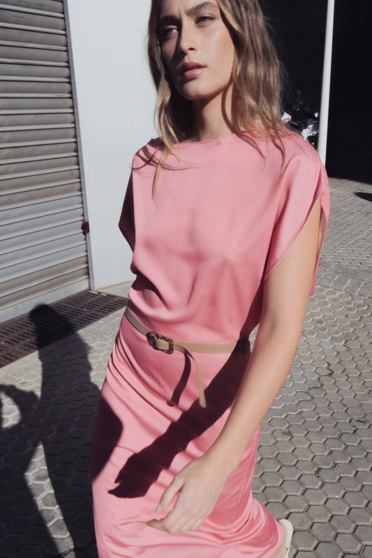 Vestido midi satinado color rosa con cinturón fino y cuello barco