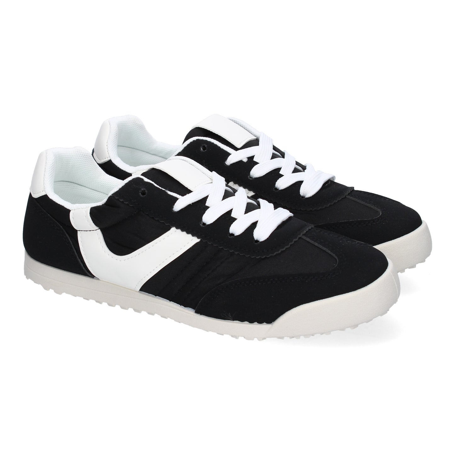 Zapatilla deportiva casual negra de mujer, diseño moderno, detalles de colores y cordoneras.