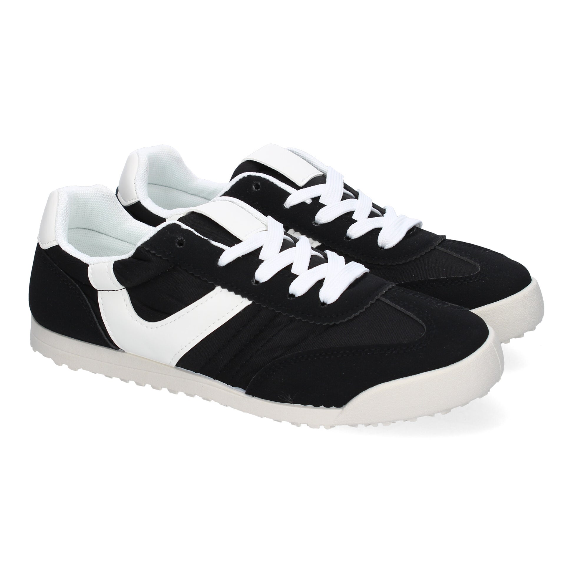 Zapatilla deportiva casual negra de mujer, diseño moderno, detalles de colores y cordoneras.