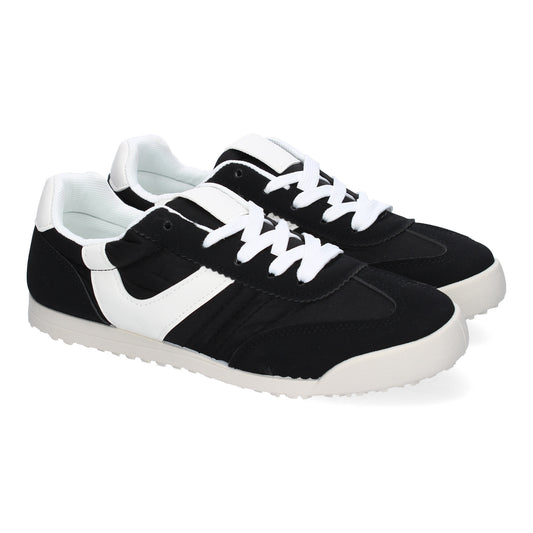 Zapatilla deportiva casual negra de mujer, diseño moderno, detalles de colores y cordoneras.