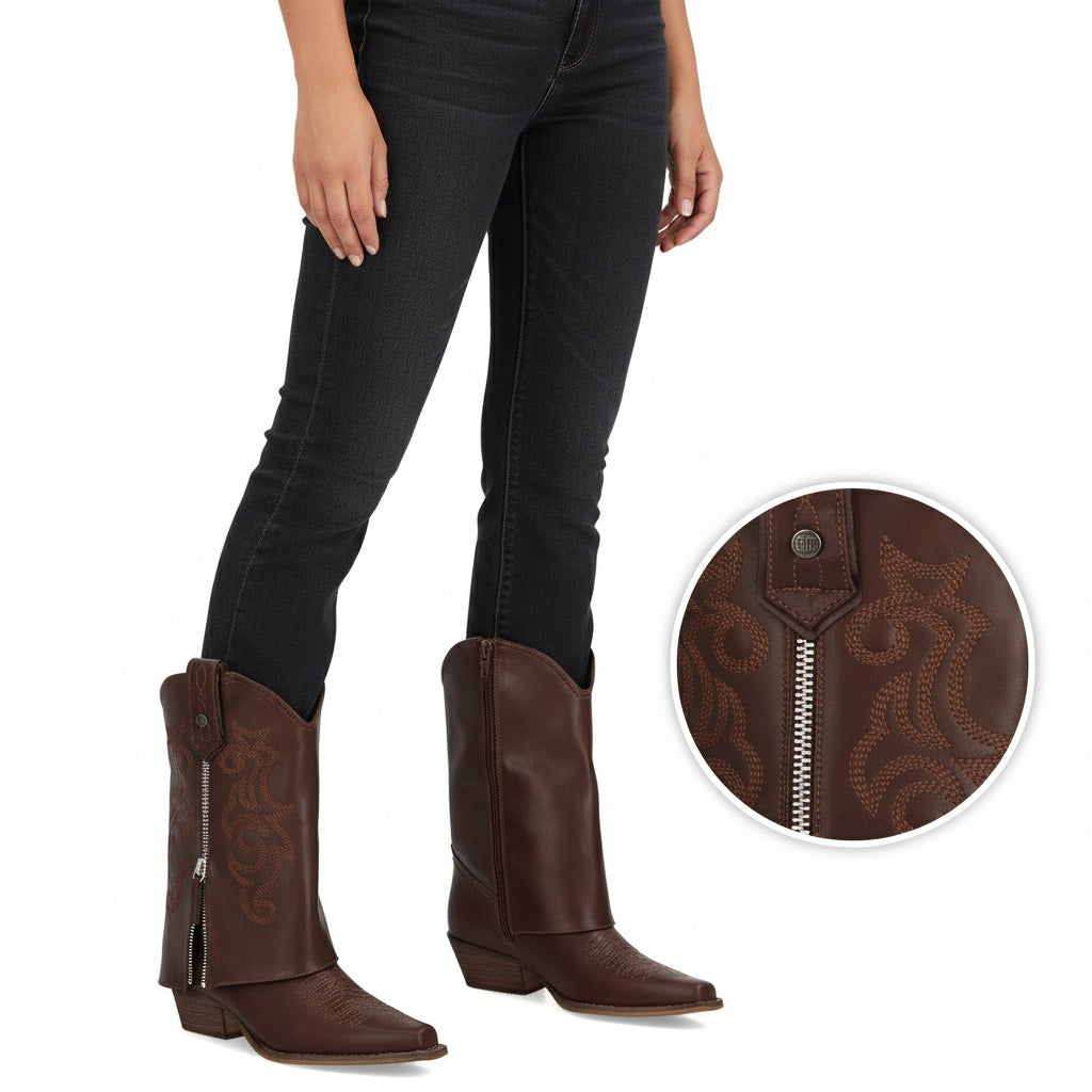 Bota vaquera o Cowboy de tacón para mujer en color marrón, con bordados decorativos y cierre de cremallera.