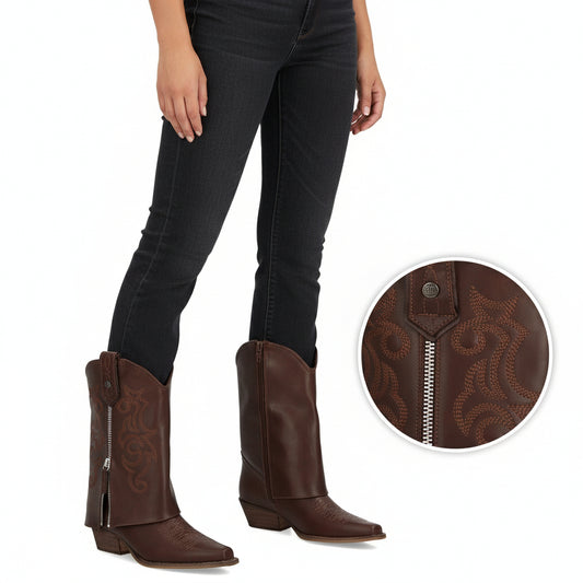 Bota vaquera o Cowboy de tacón para mujer en color marrón, con bordados decorativos y cierre de cremallera.
