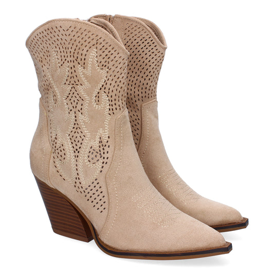 Botín campero beige de mujer, calado con bordados en caña y empeine, tacón cómodo y cremallera.
