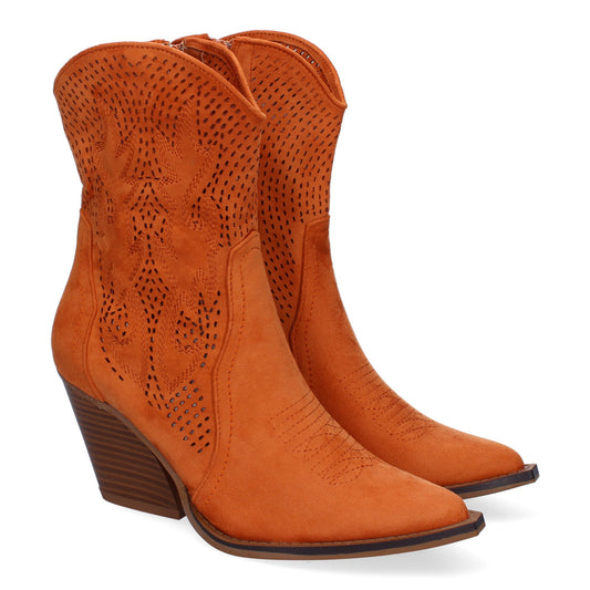 Botín campero naranja de mujer, calado con bordados en caña y empeine, tacón cómodo y cremallera.