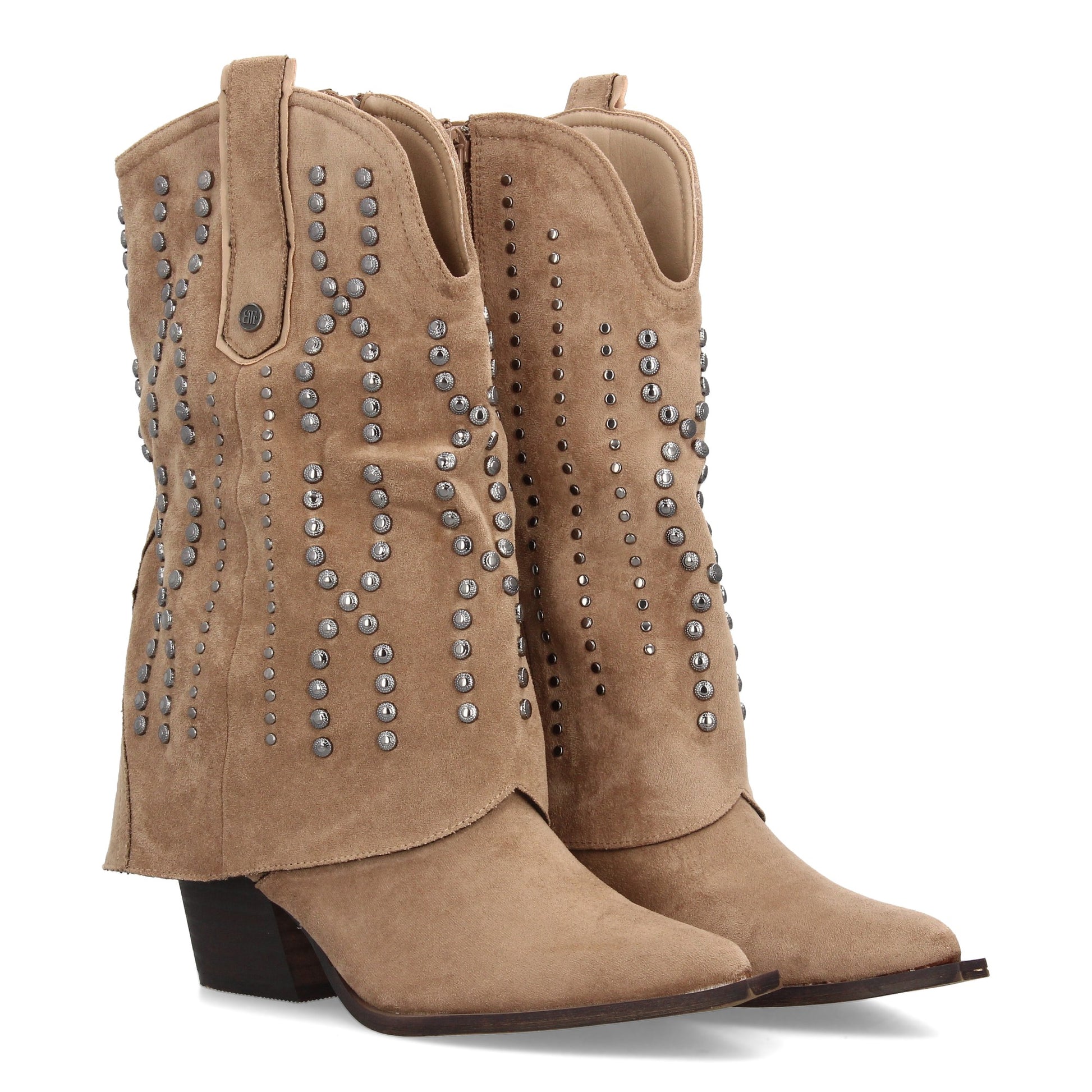 Botín cowboy beige de caña media con tachuelas geométricas, punta fina y tacón cubano cuadrado.