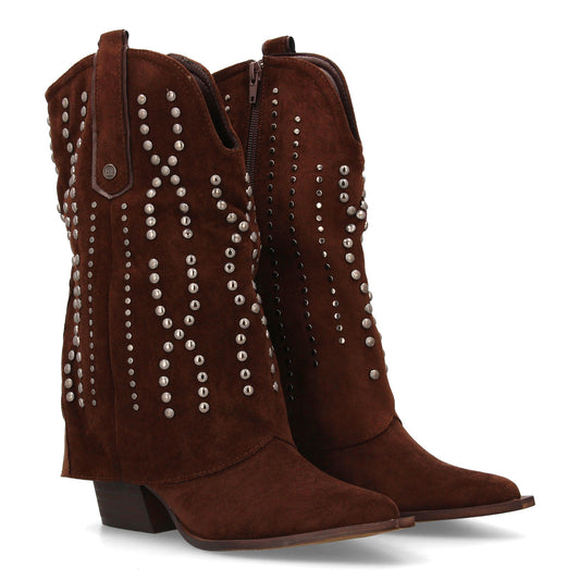 Botín cowboy café de mujer, caña media, tachuelas metálicas, punta fina y tacón cubano, otoño invierno.