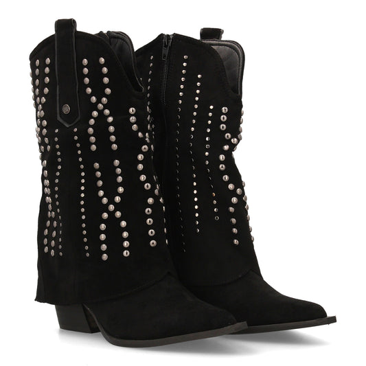 Botín cowboy negro de mujer, caña media, tachuelas metálicas, punta fina y tacón cubano, otoño invierno.