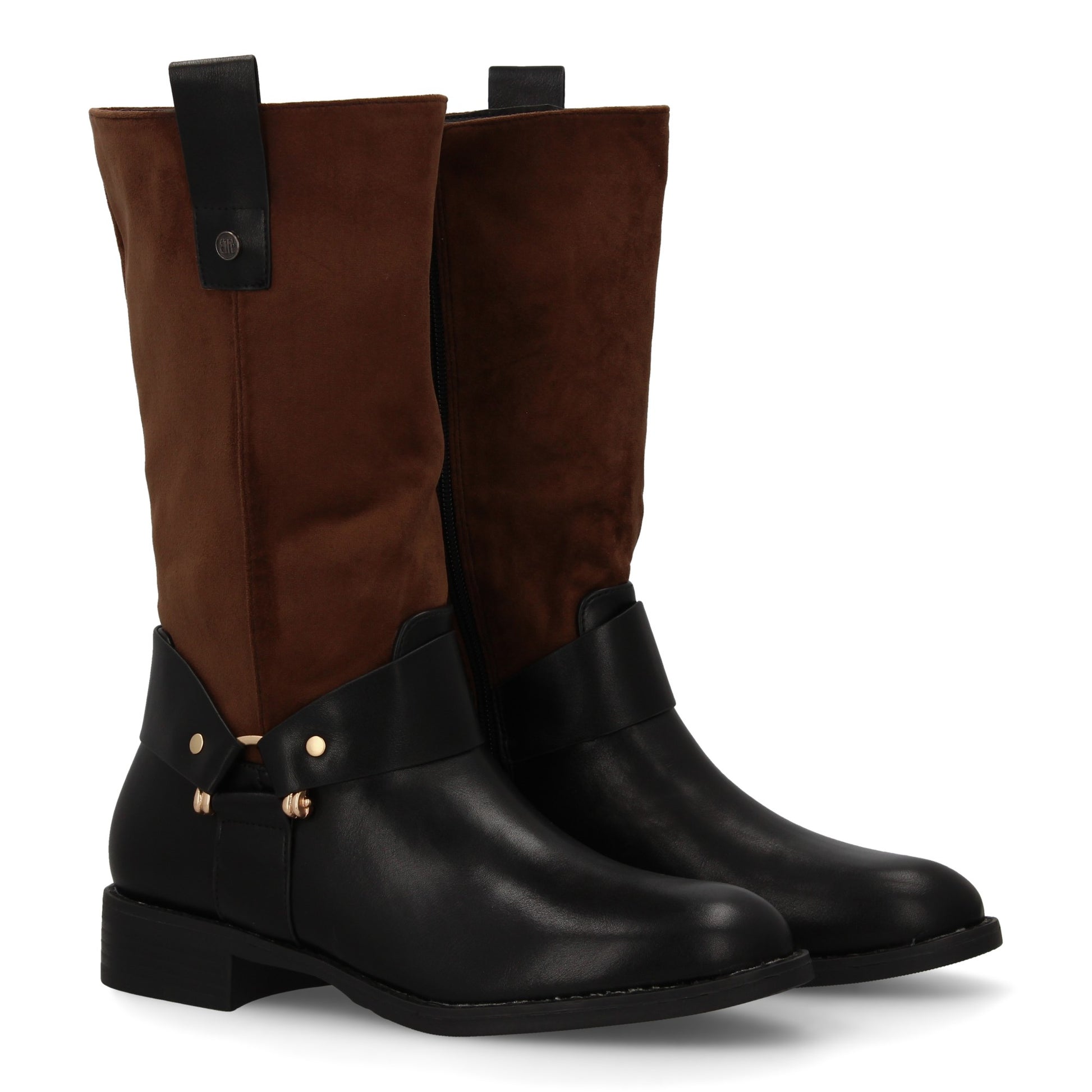 Bota marrón de mujer con doble textura, cremallera, detalles metálicos y tacón bajo, ideal otoño invierno.
