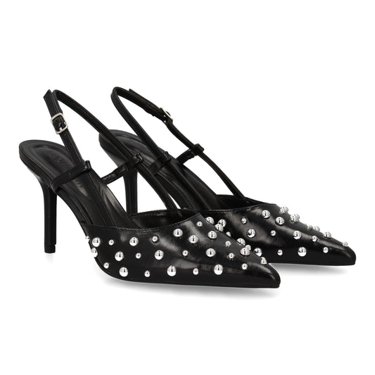 Stiletto negro de mujer con tacón fino, detalles metálicos y punta fina, ideal otoño invierno.