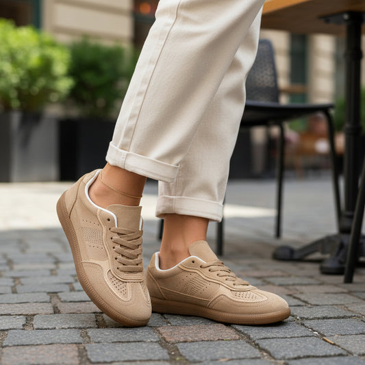 Zapatilla deportiva clásica de mujer en color Kaki, material serraje con perforaciones y cordones.