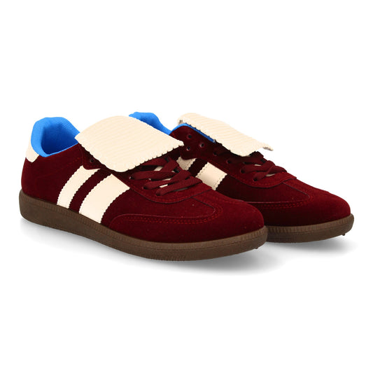 Zapatilla plana burdeos de mujer con cordones, adorno en lengüeta y suela en contraste, estilo retro moderno, otoño invierno.