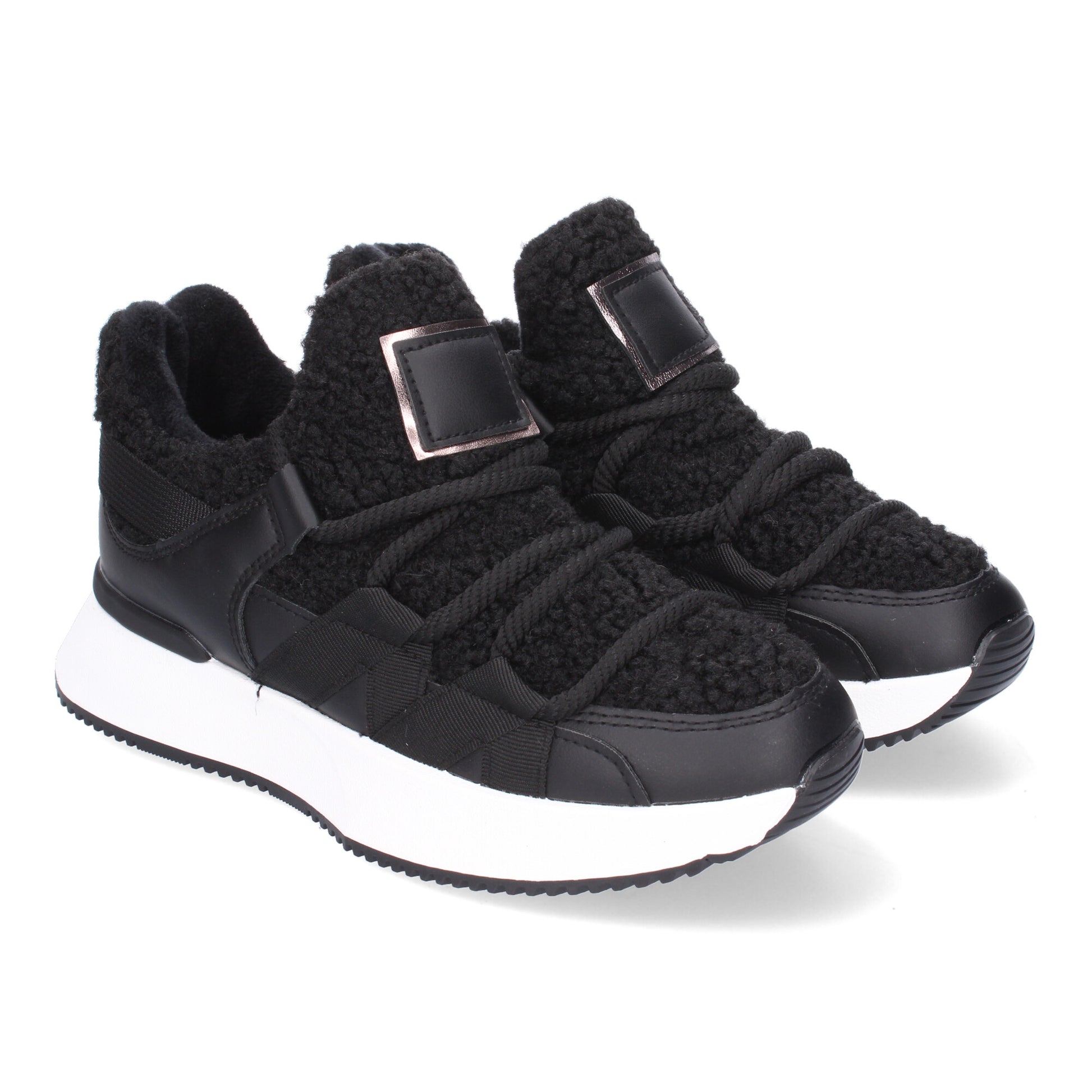 Zapatillas deportivas negras borreguillo