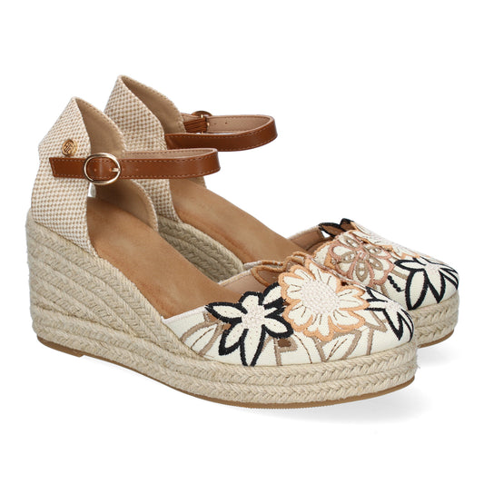 Sandalia valenciana de cuña camel con diseño de flores bordadas y hebilla.