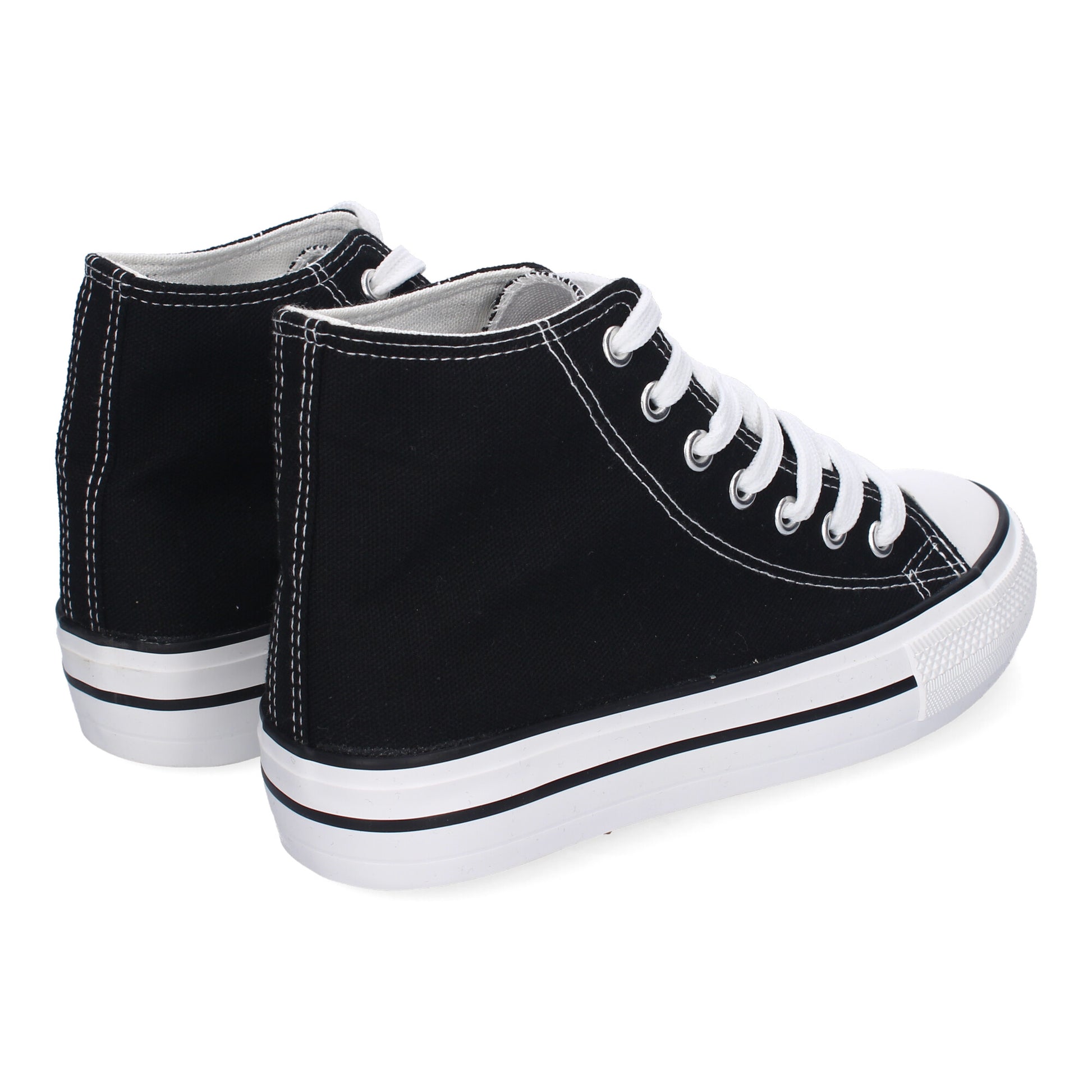Bamba abotinada para mujer de color negro con cierre de cordones.