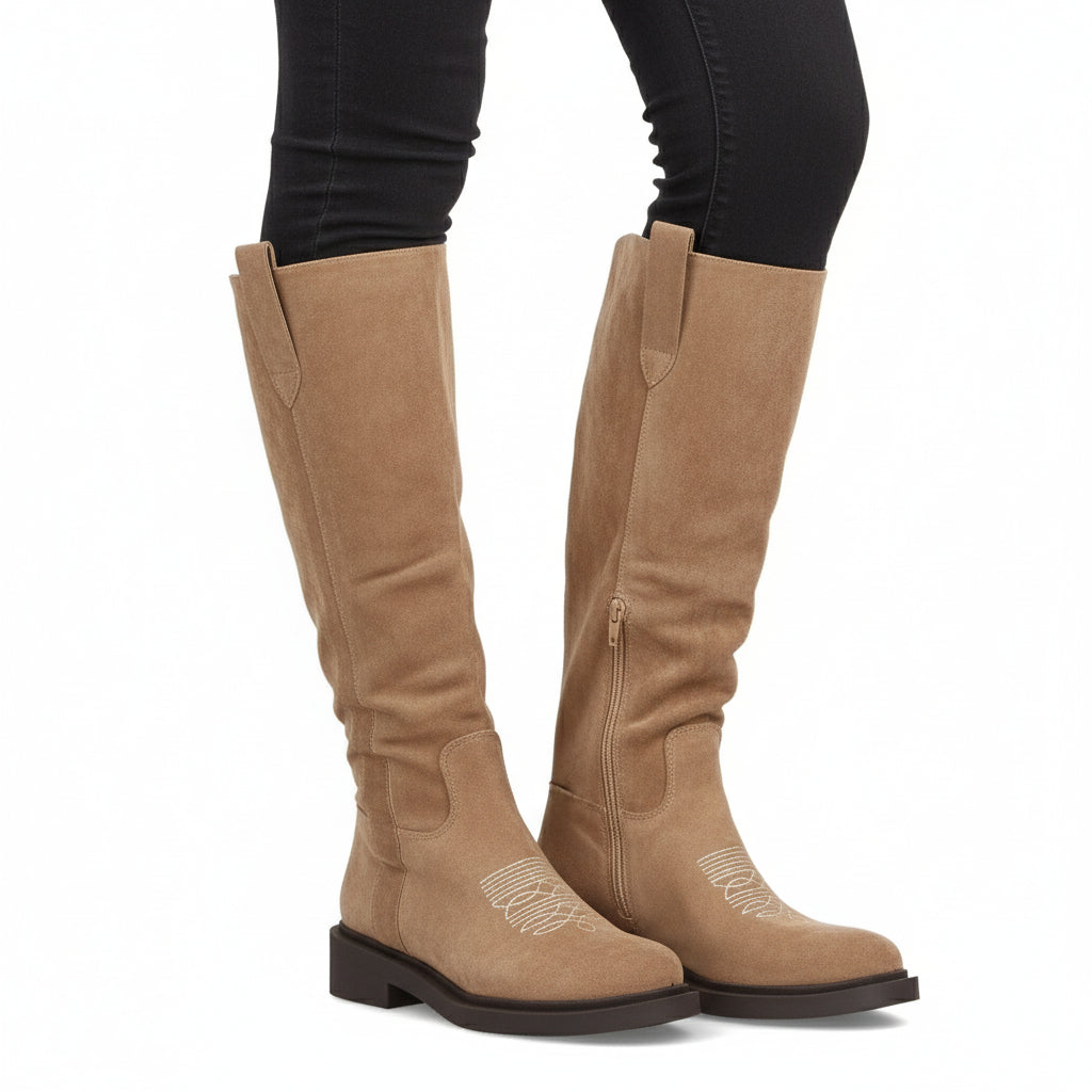 Zapato plano de mujer tipo mocasín en color albaricoque con cadena dorada/plateada.