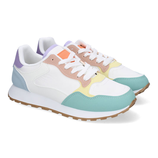 Zapatilla deportiva casual multicolor de mujer con detalles modernos y cordones.