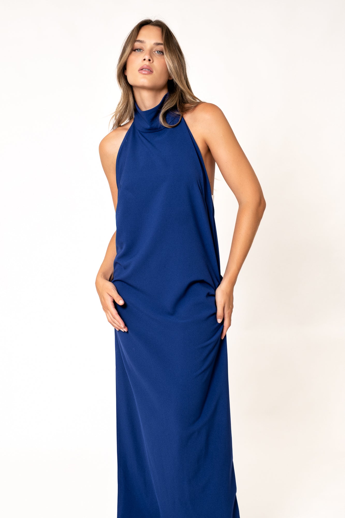 Vestido largo azul cuello halter fiesta espalda descubierta