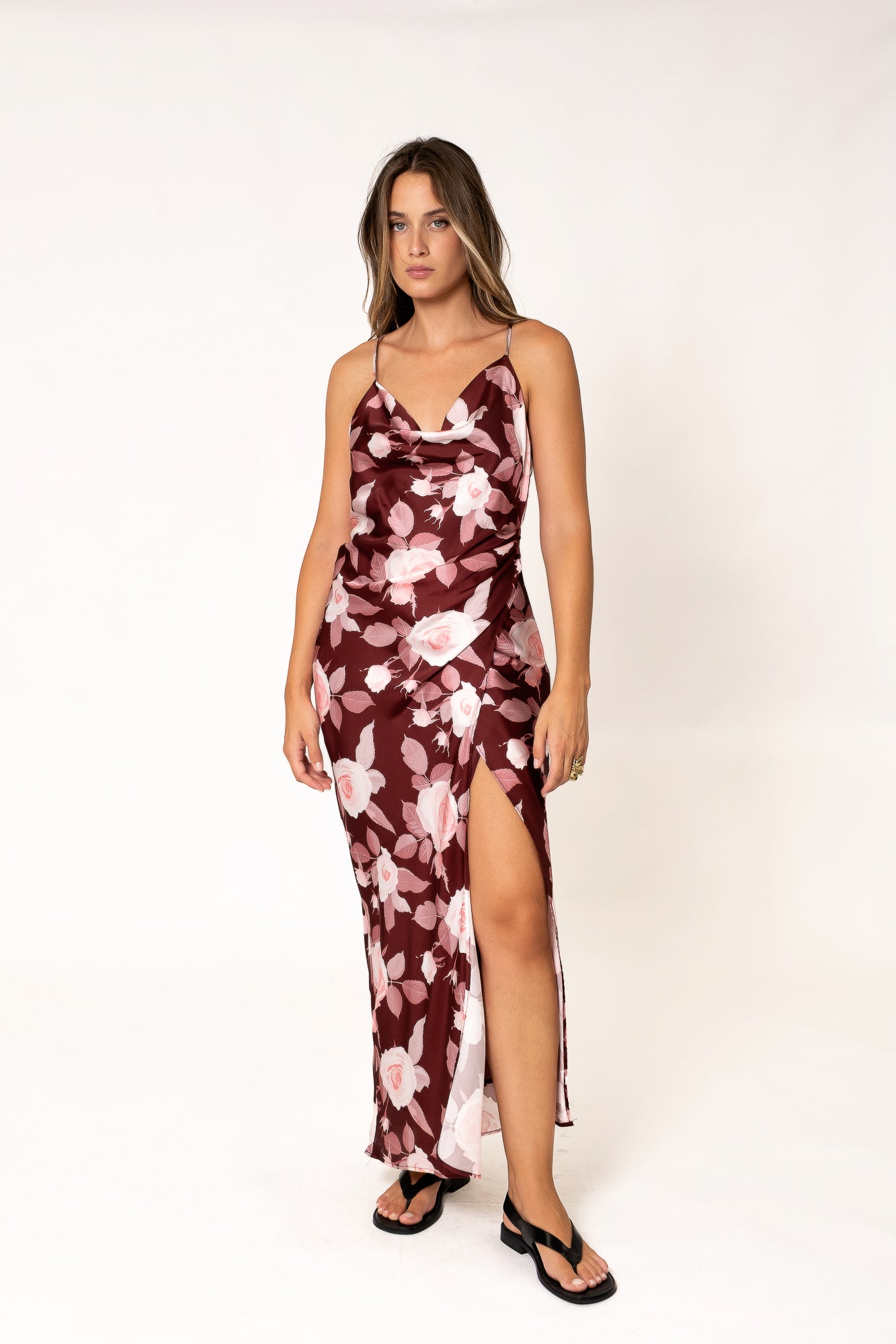 Vestido de fiesta midi satinado para mujer en color burdeos con estampado de flores, tirantes finos y abertura lateral.