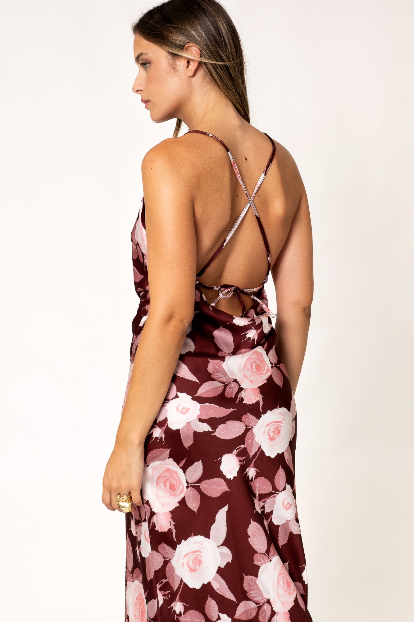 Vestido de fiesta midi satinado para mujer en color burdeos con estampado de flores, tirantes finos y abertura lateral.