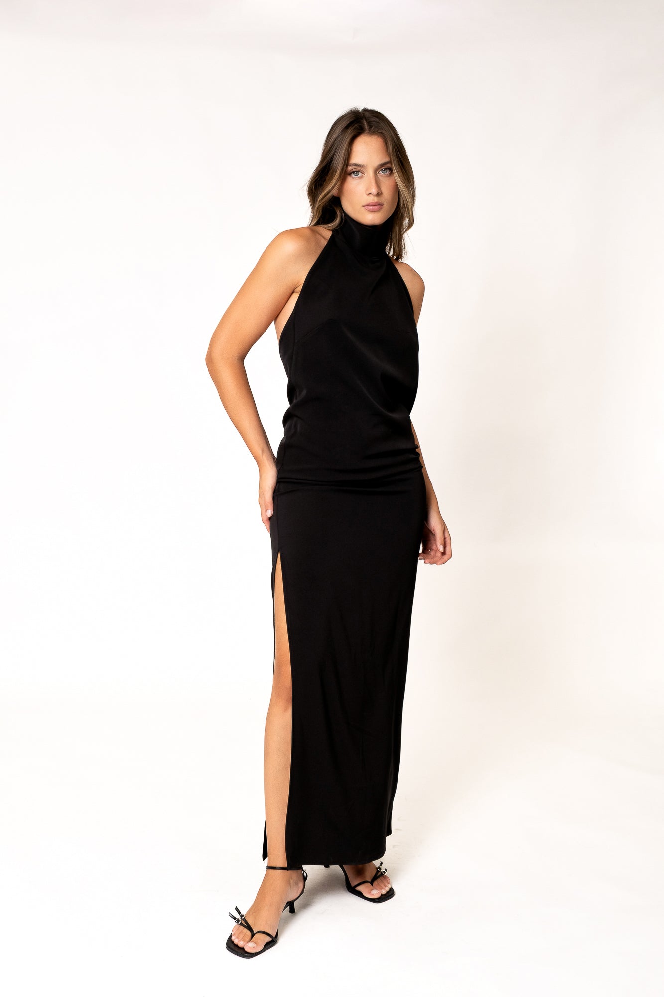 Vestido midi negro ajustado cuello halter con espalda descubierta