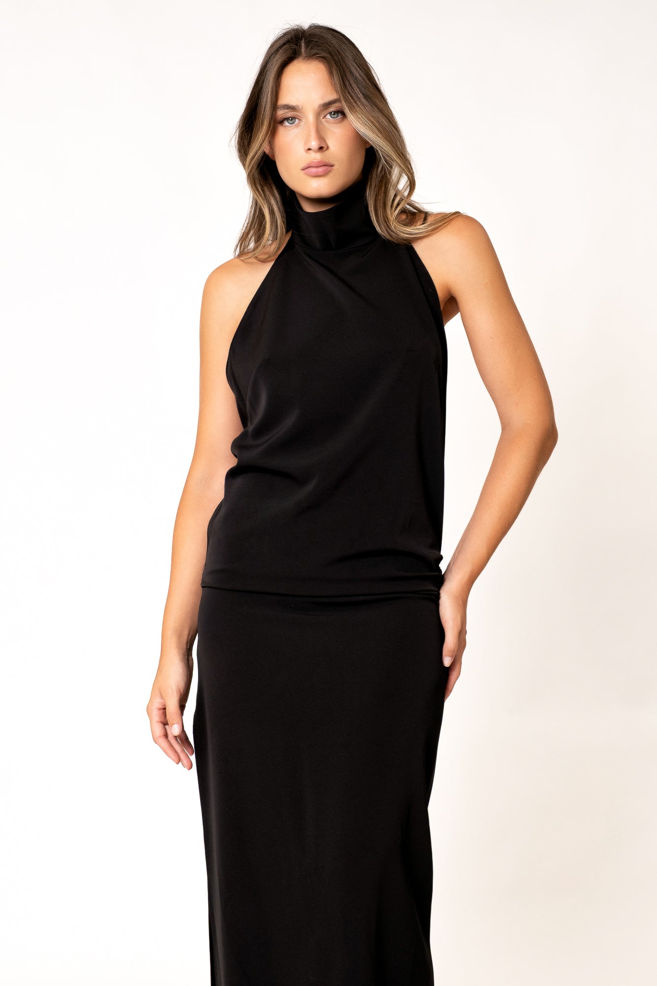 Vestido midi negro ajustado cuello halter con espalda descubierta
