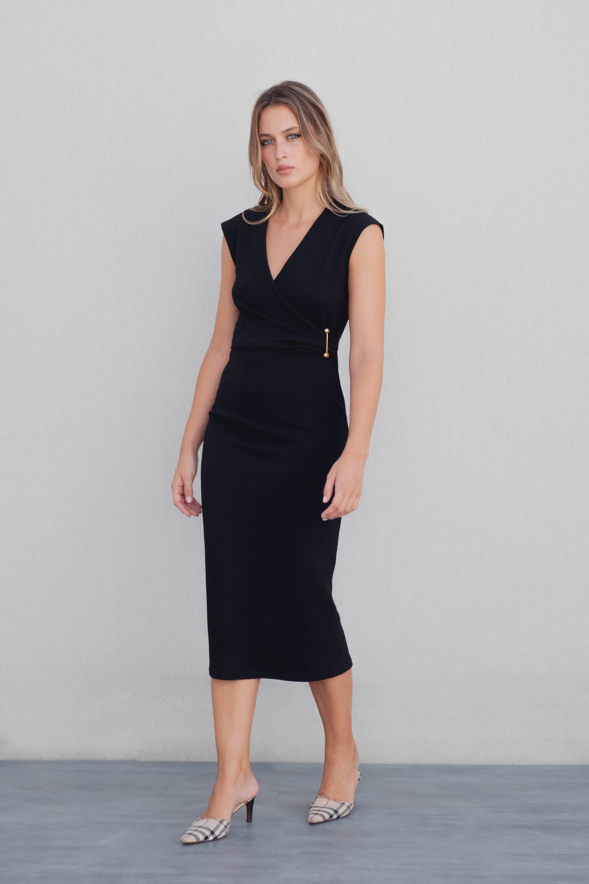 Vestido midi negro cruzado aplique dorado lateral