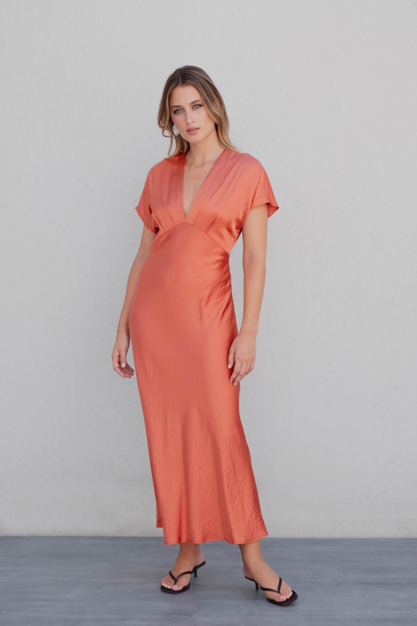 Vestido midi satinado coral escote pico