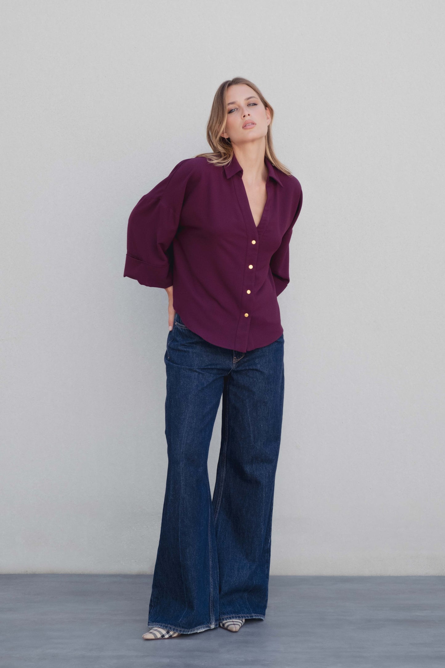Camisa burdeos manga vuelta asimétrica mujer