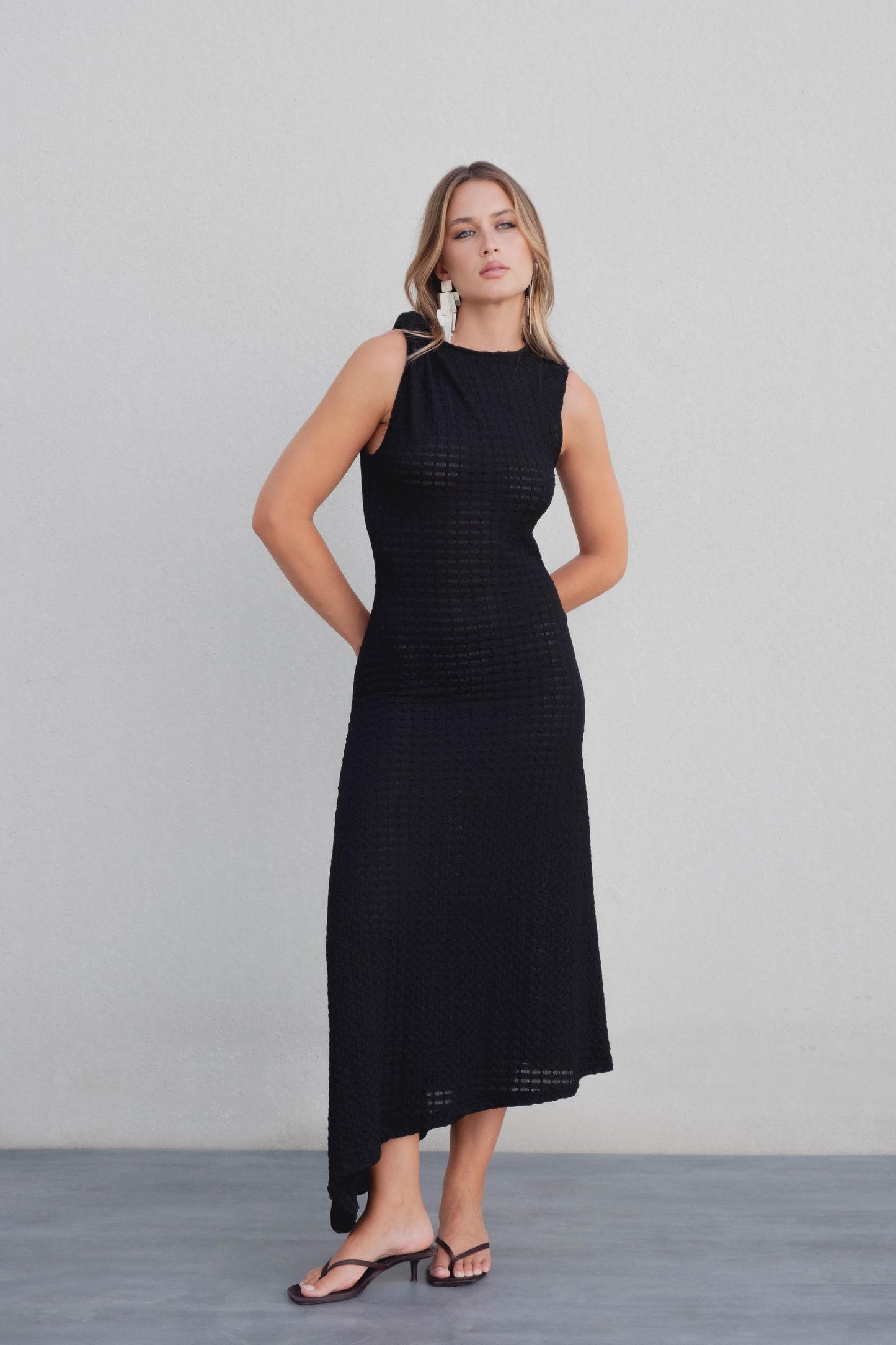 Vestido midi negro punto calado asimétrico