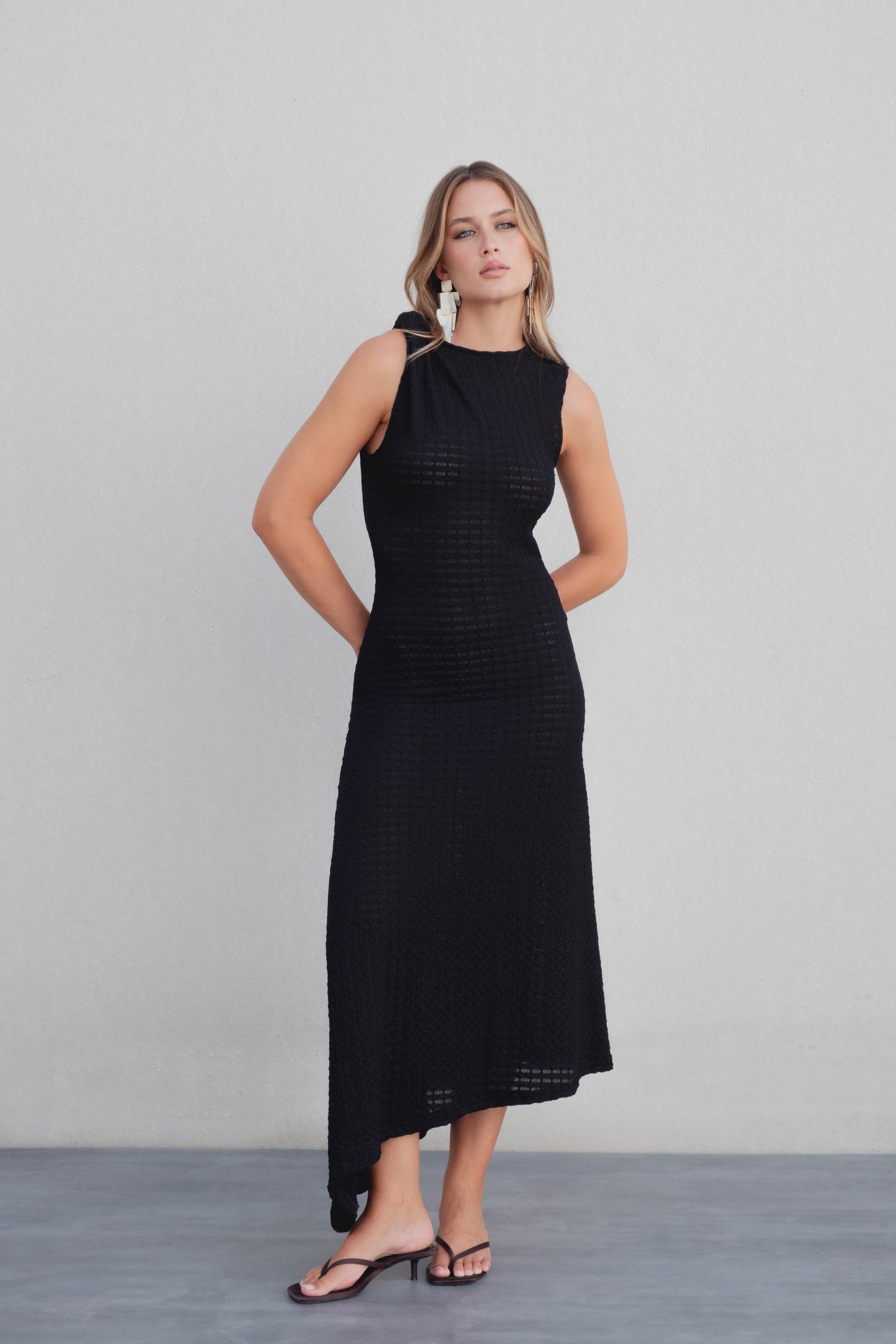 Vestido midi negro punto calado asimétrico