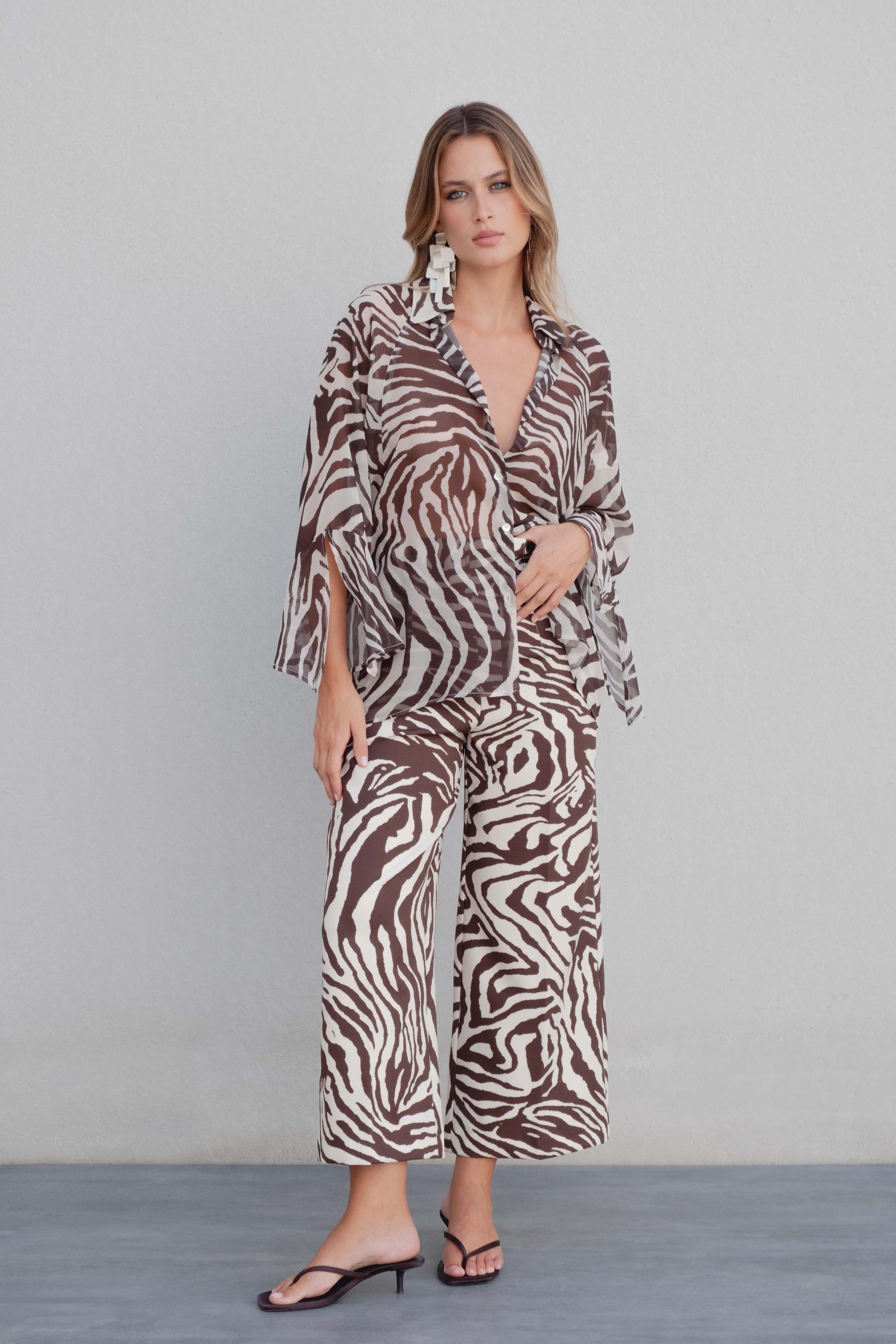 Camisa de gasa estampada en tonos beige con detalle de volantes en puños