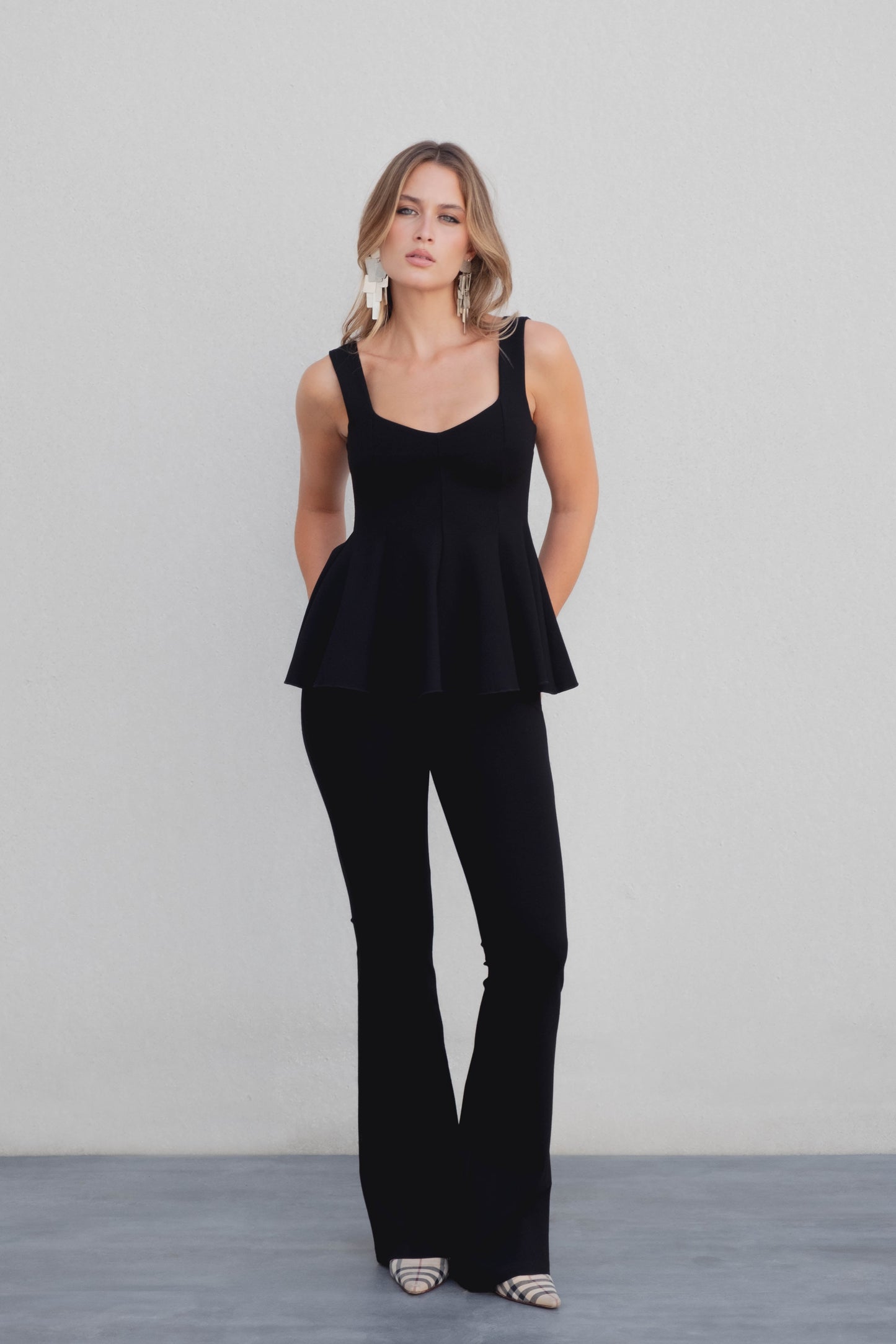 Pantalón flare negro punto campana tiro alto