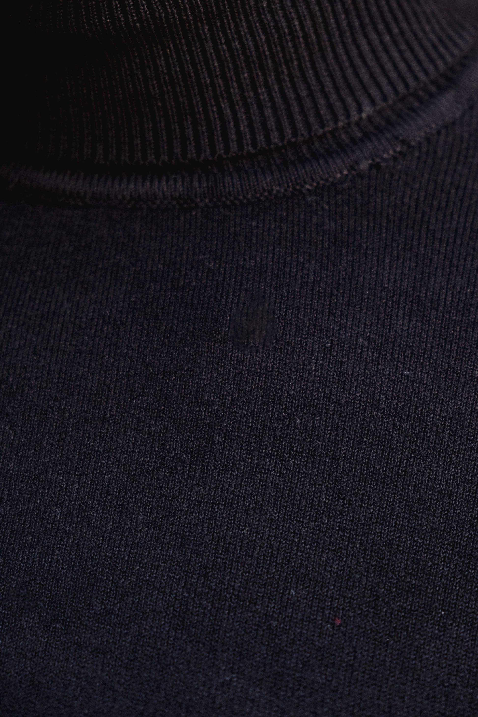 Jersey negro punto cuello subido mujer básico