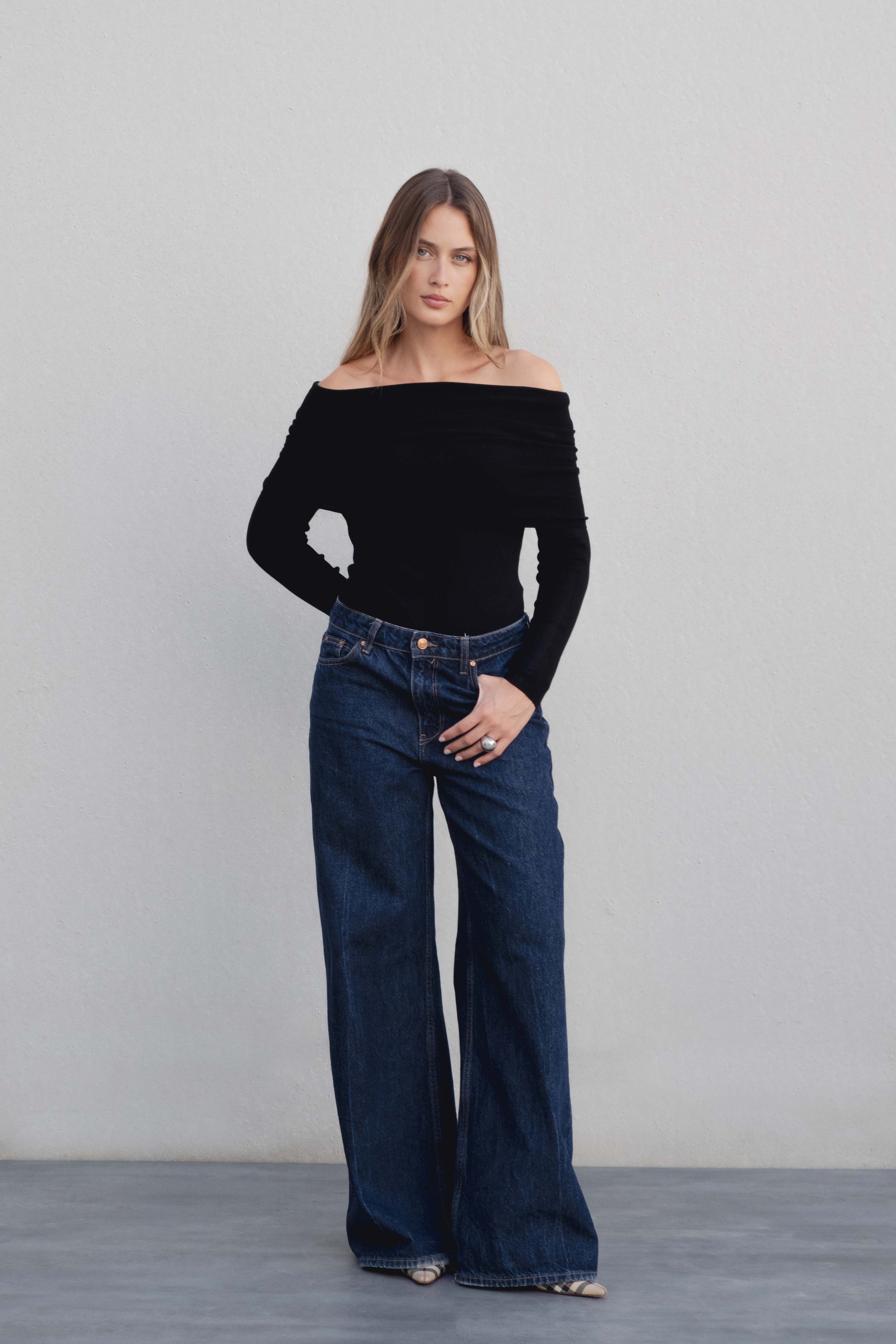 Jersey punto negro hombros descubiertos escote barco