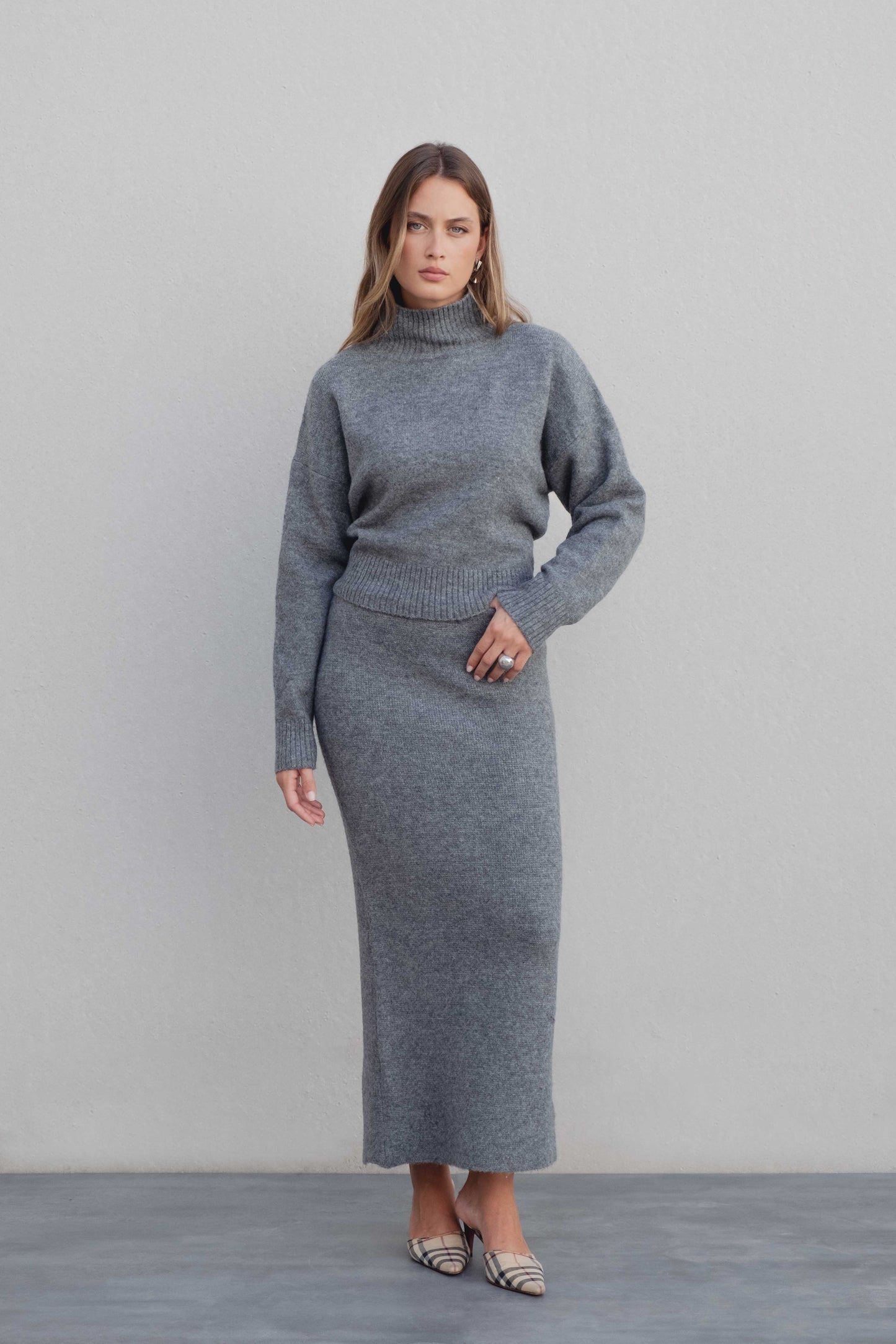 Jersey corto oversize gris cuello subido manga ancha