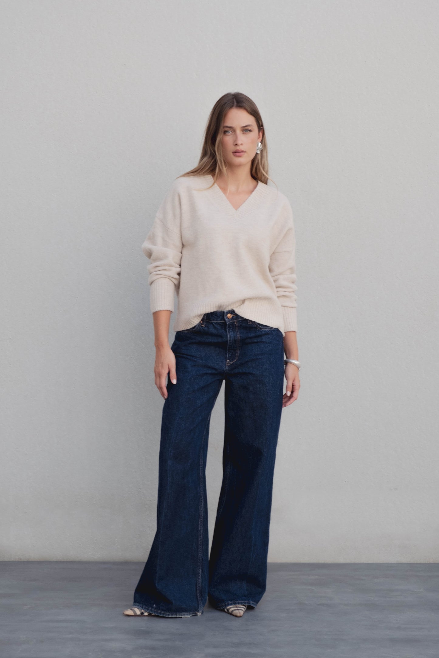Jersey oversize beige escote pico punto grueso
