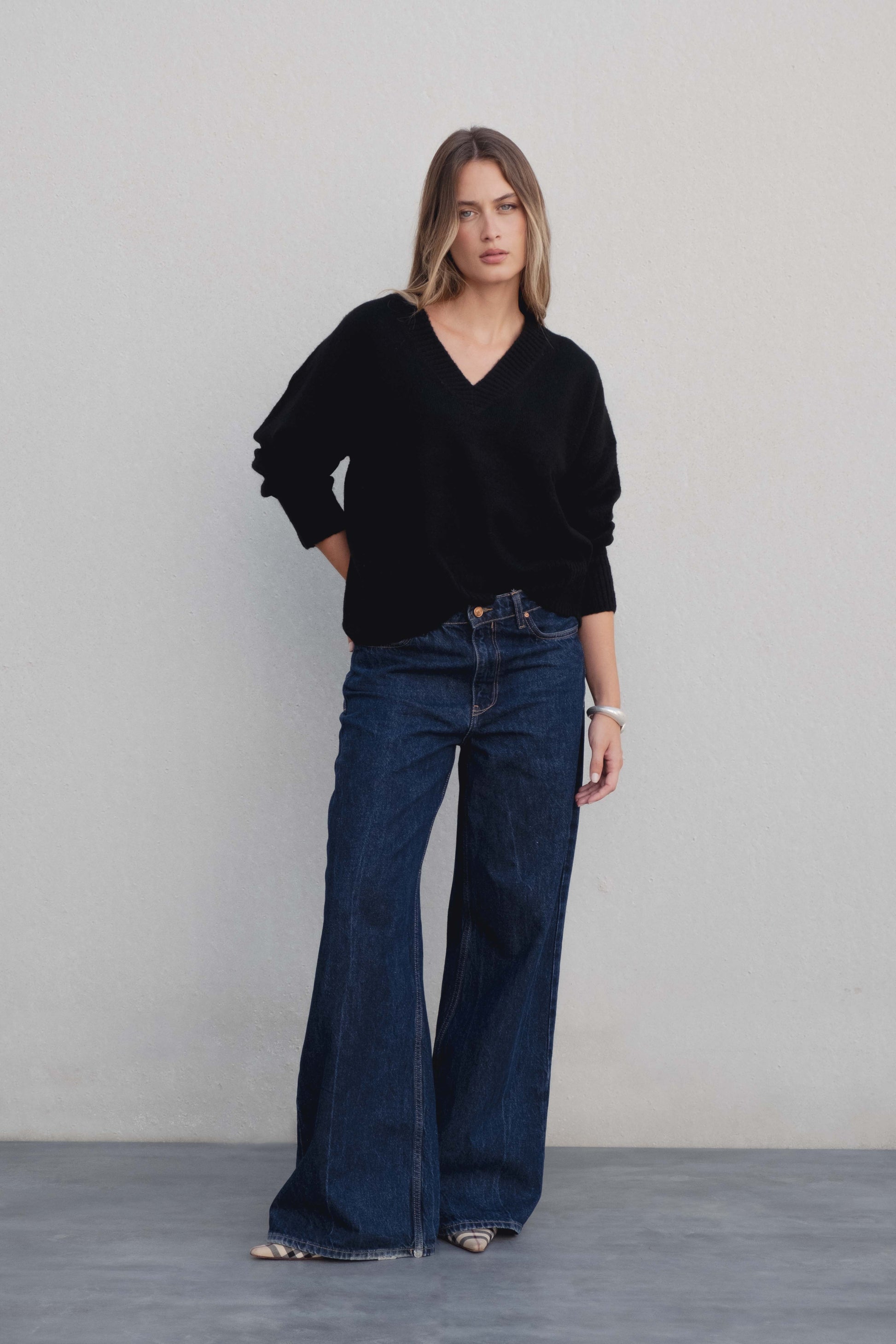 Jersey oversize negro escote pico punto holgado