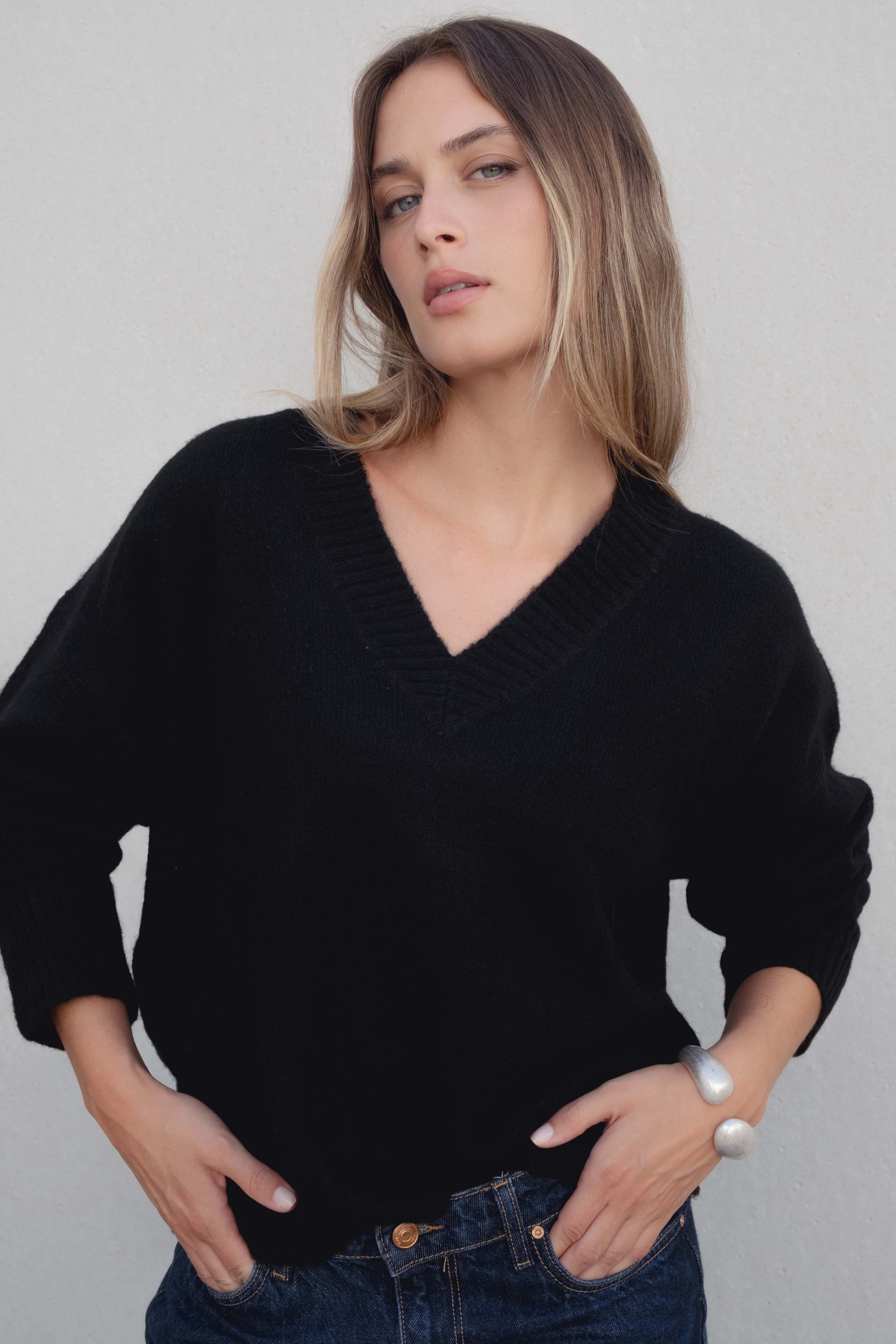Jersey oversize negro escote pico punto holgado