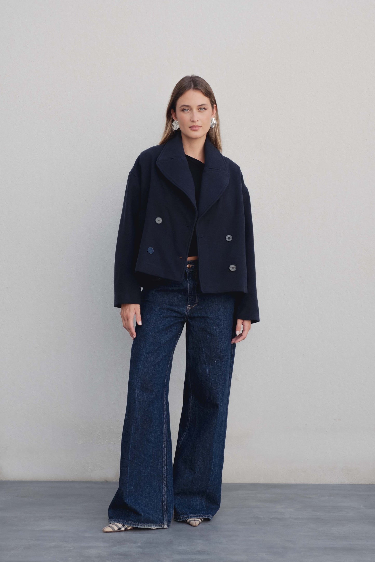 Abrigo corto de mujer con solapa. 100% Poliéster. Diseño Made in Spain.