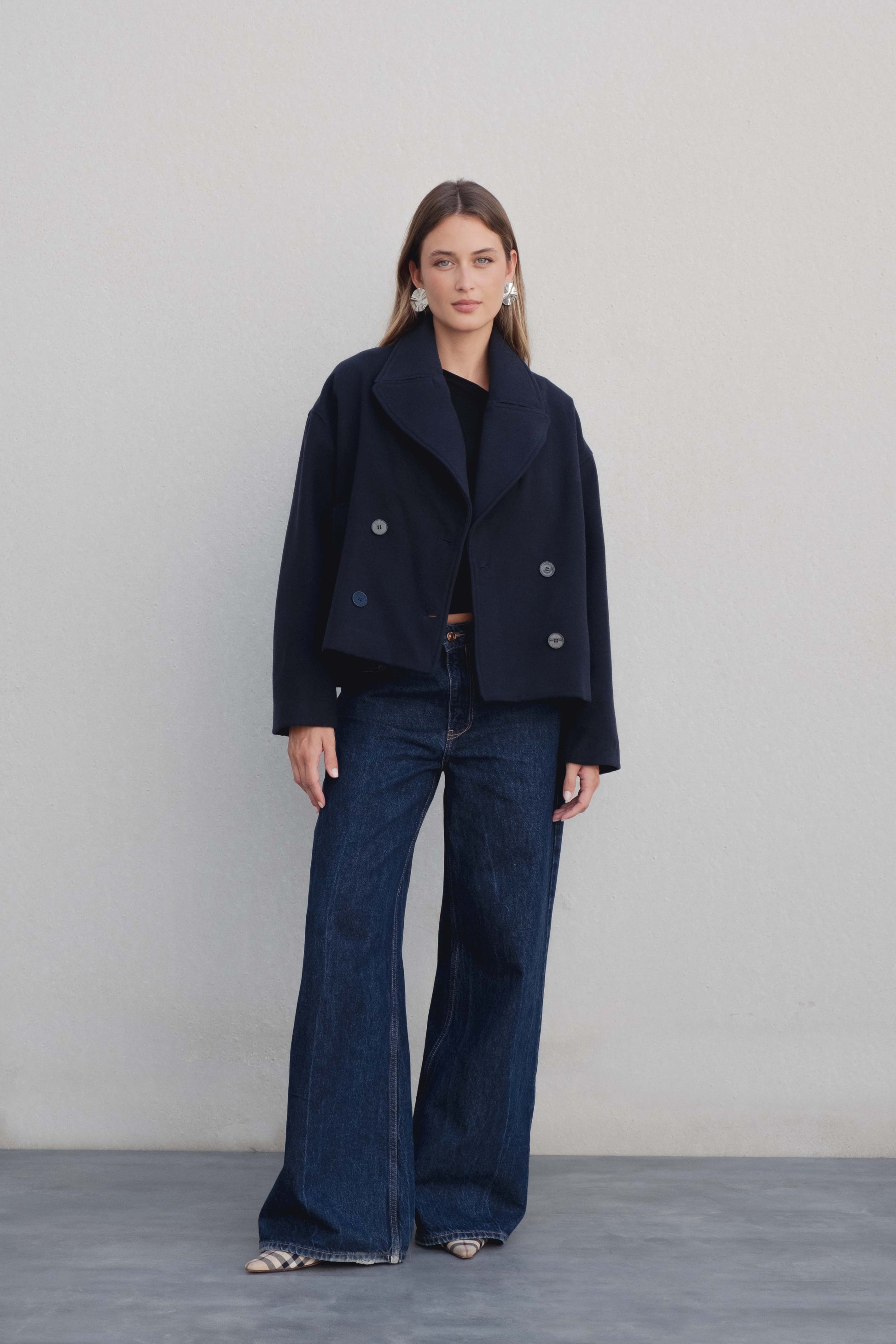 Abrigo corto de mujer con solapa. 100% Poliéster. Diseño Made in Spain.