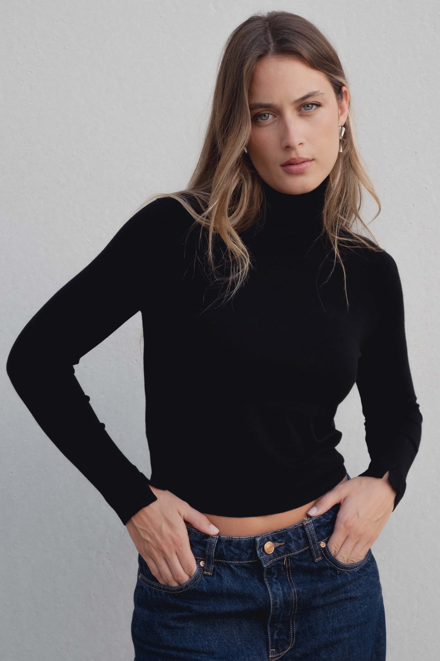 Jersey negro punto cuello subido mujer básico