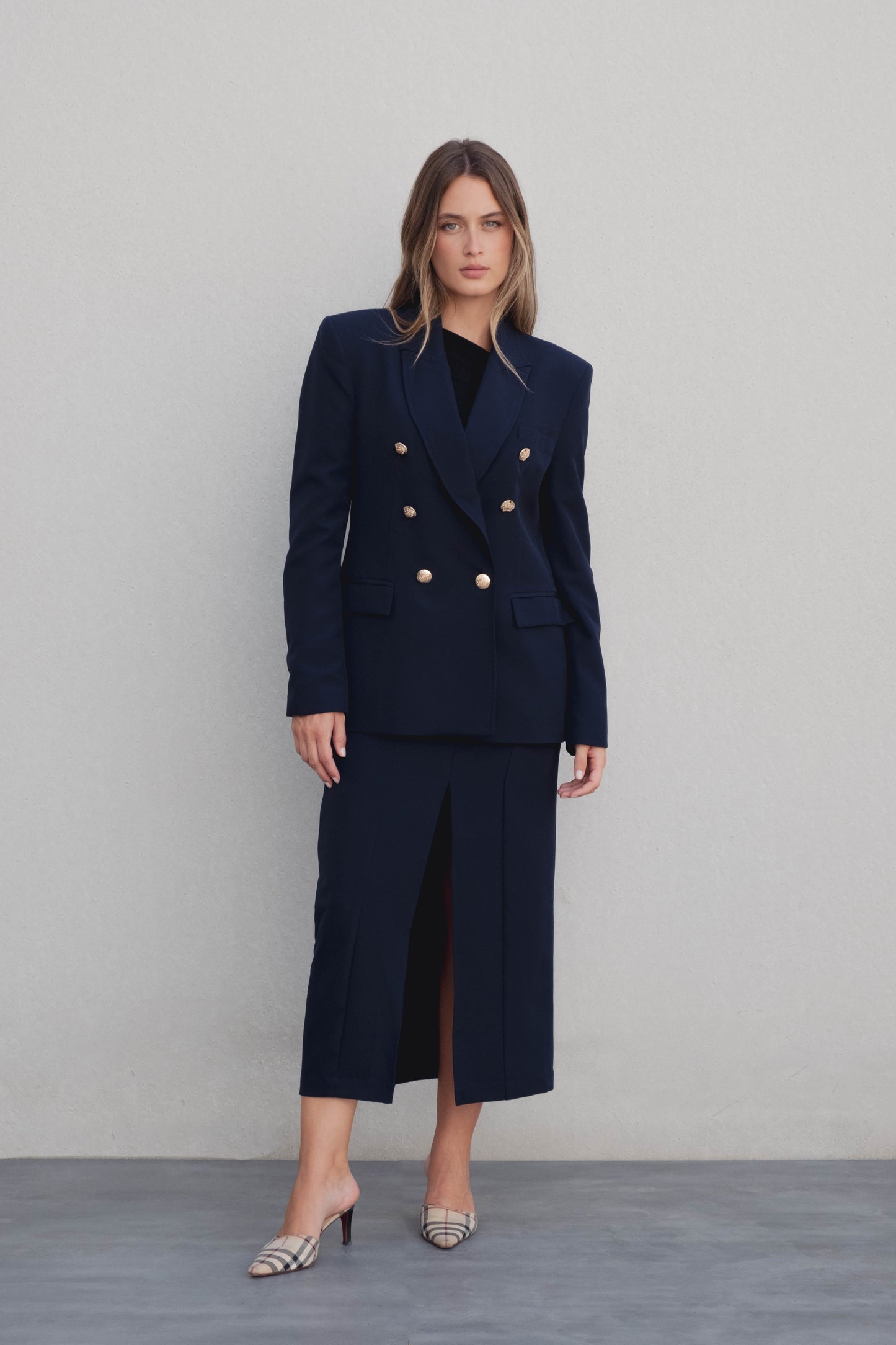 Falda midi azul marino botones dorados tiro alto