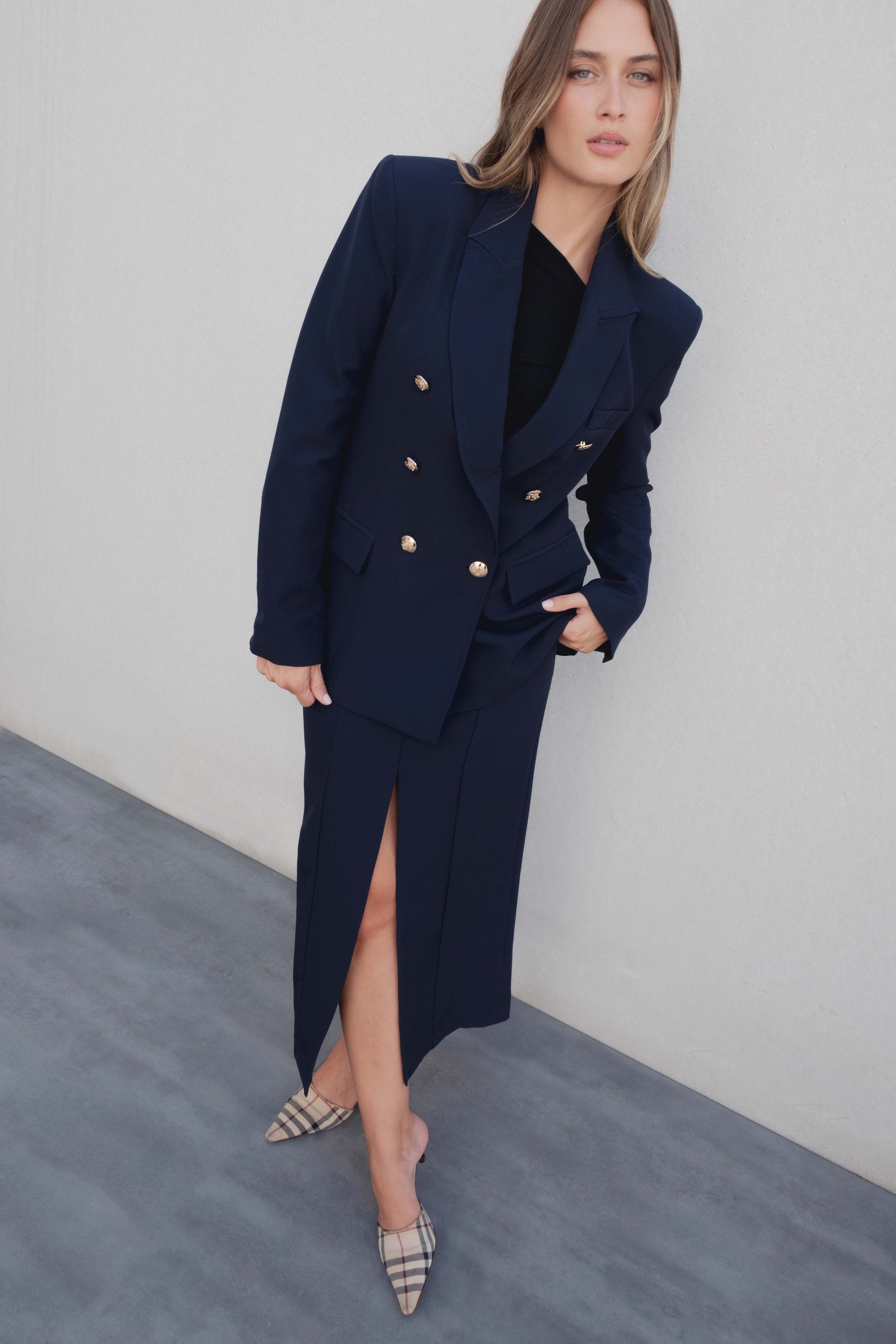 Falda midi azul marino botones dorados tiro alto