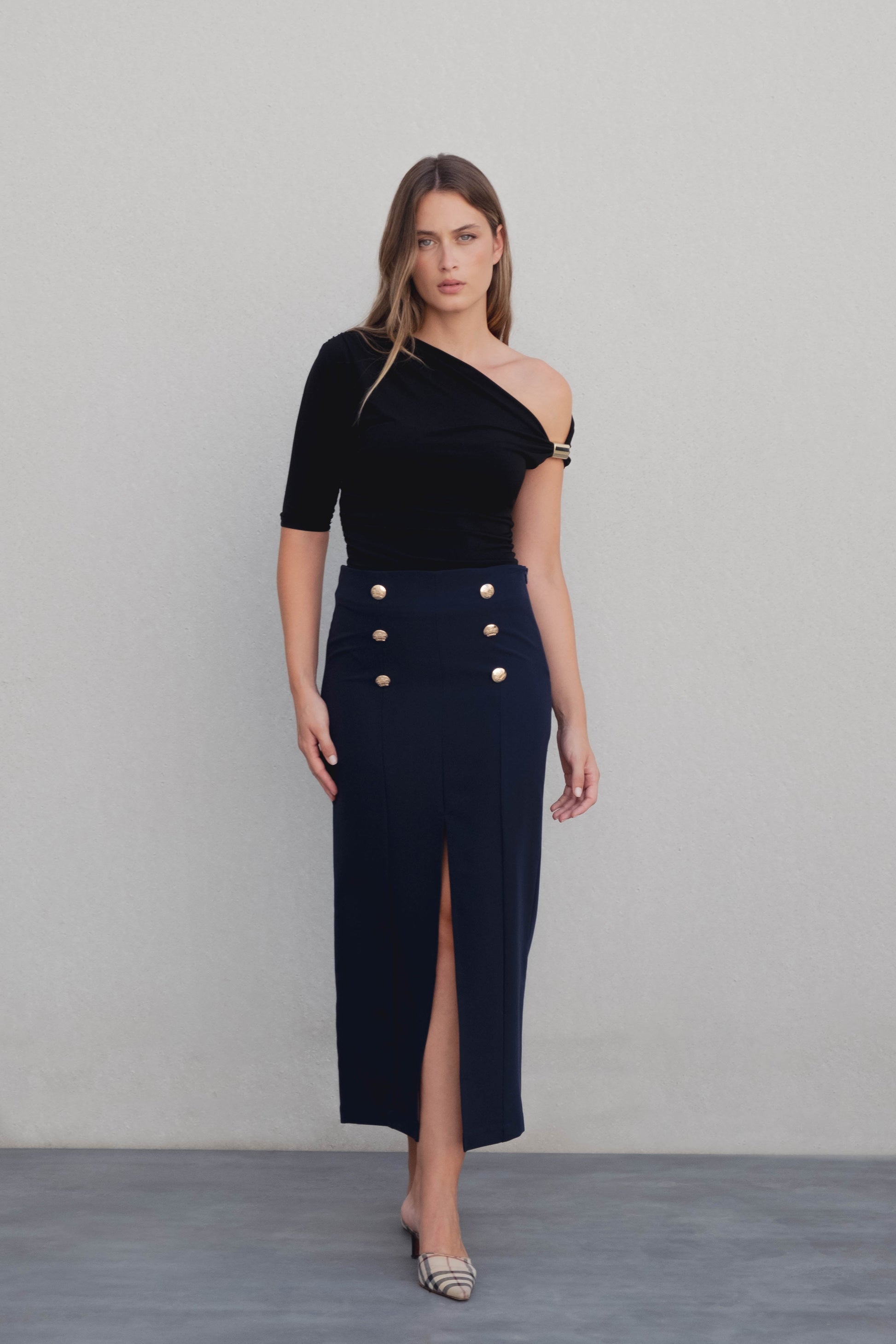 Falda midi azul marino botones dorados tiro alto