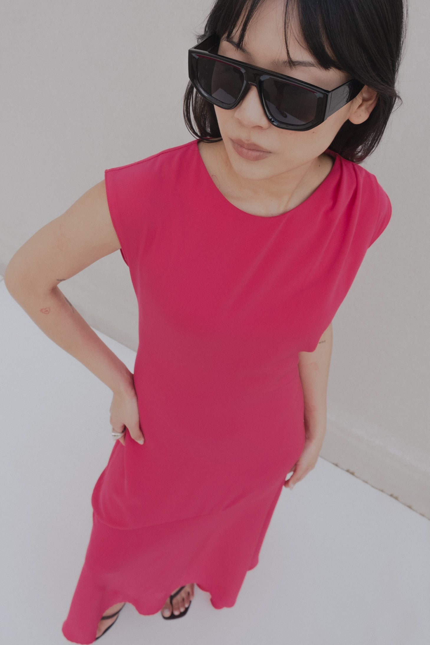 Vestido midi asimétrico con pliegues en el hombro para mujer