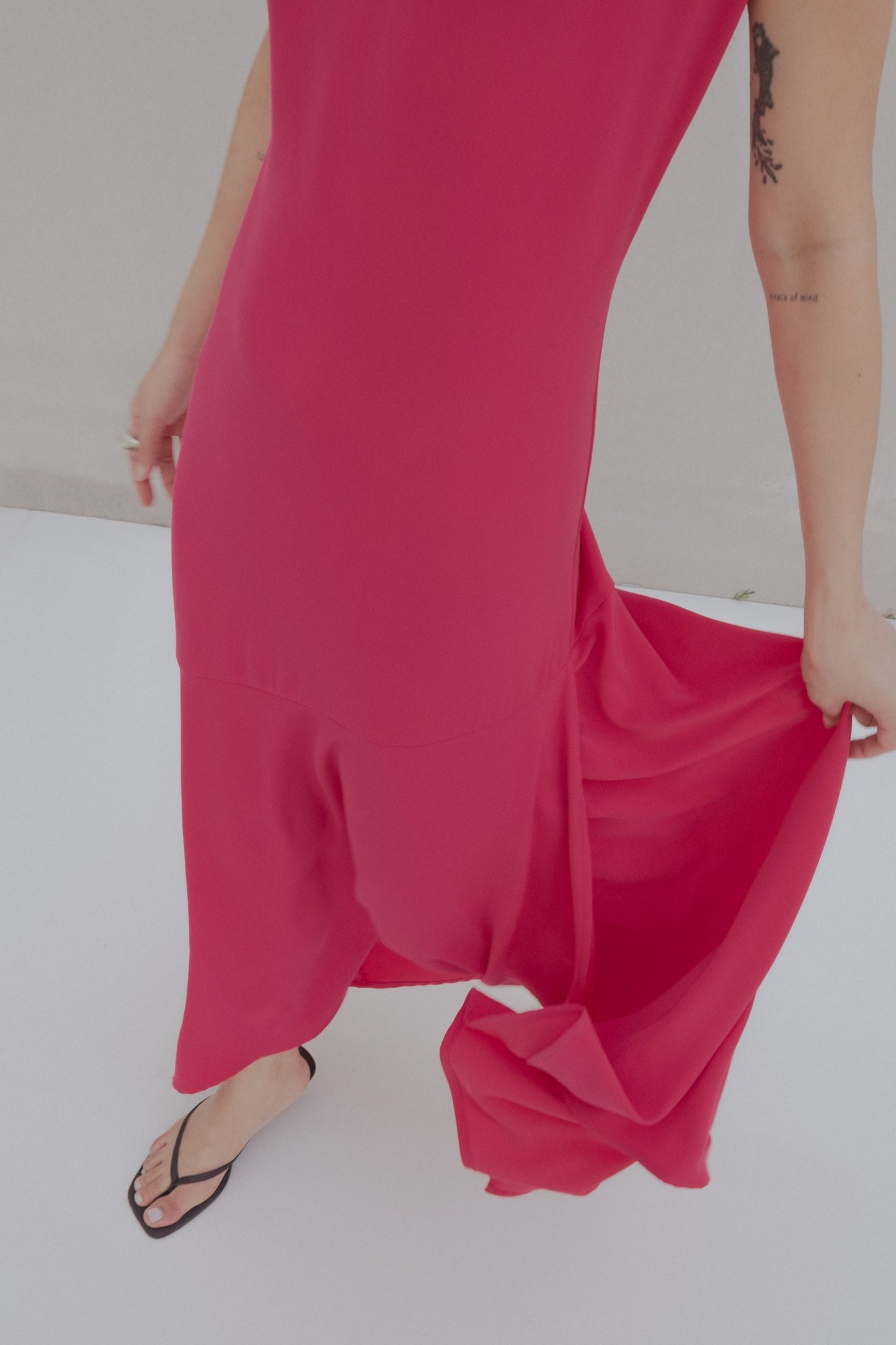 Vestido midi asimétrico con pliegues en el hombro para mujer