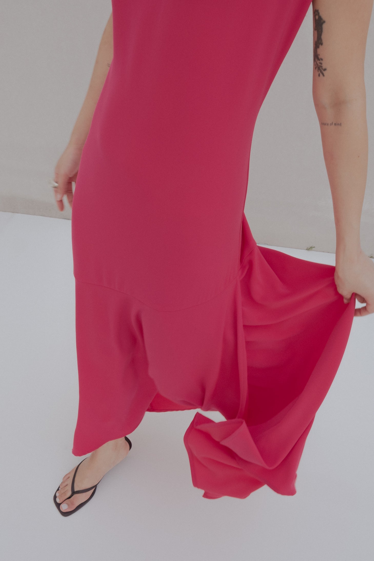 Vestido midi asimétrico con pliegues en el hombro para mujer