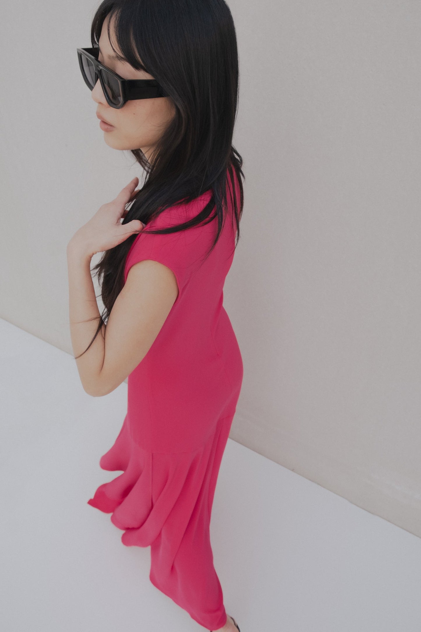 Vestido midi asimétrico con pliegues en el hombro para mujer