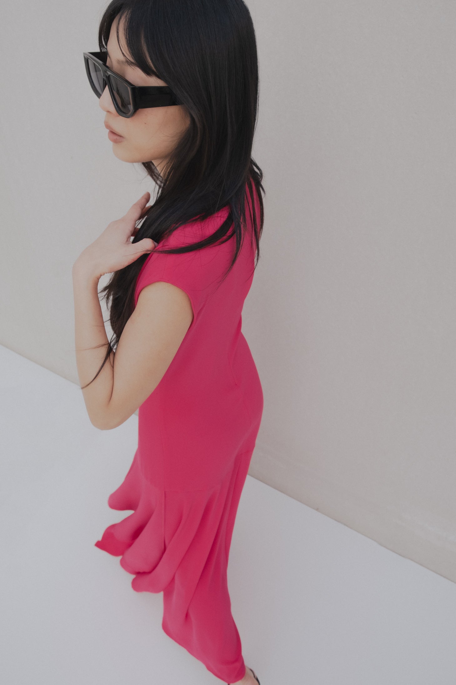 Vestido midi asimétrico con pliegues en el hombro para mujer