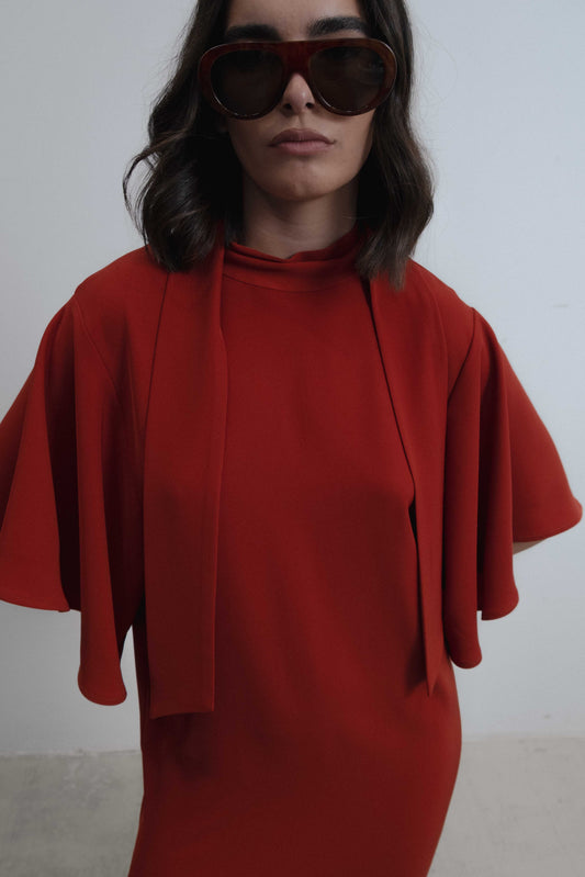 Vestido midi fluido elegante con cuello alto y mangas cortas tipo capa